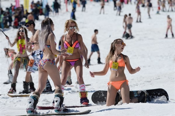 Kar üstünde bikini şov! 4