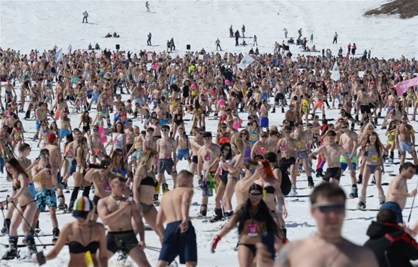 Kar üstünde bikini şov! 11