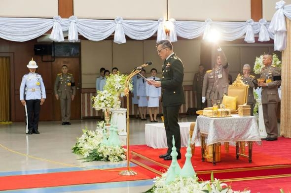 Tayland Kralı Maha'nın şaşırtan tarzı! 11