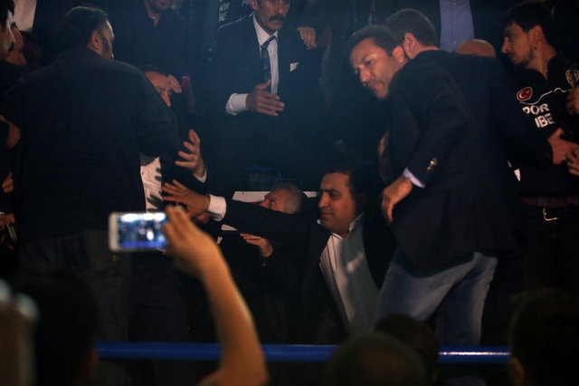 Aziz Yıldırım'ın Işık Eyigüngör'e tokat attı! Ortalık karıştı... Şok görüntüler! 4