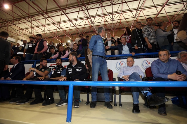 Aziz Yıldırım'ın Işık Eyigüngör'e tokat attı! Ortalık karıştı... Şok görüntüler! 6