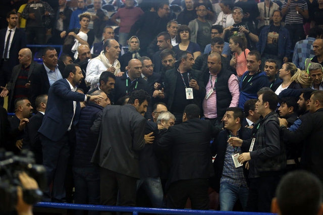Aziz Yıldırım'ın Işık Eyigüngör'e tokat attı! Ortalık karıştı... Şok görüntüler! 15