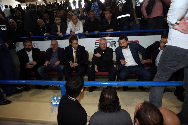 Aziz Yıldırım'ın Işık Eyigüngör'e tokat attı! Ortalık karıştı... Şok görüntüler! 7