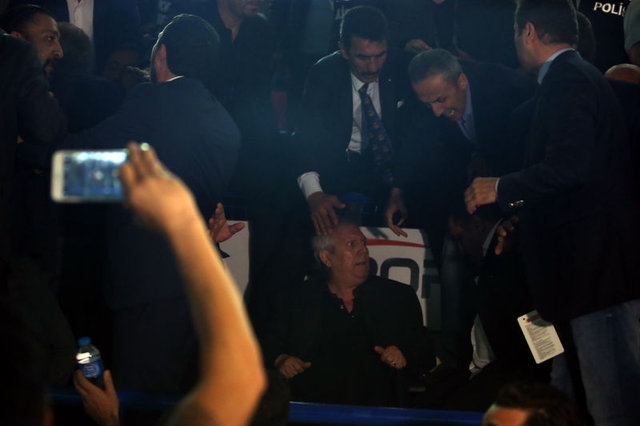 Aziz Yıldırım'ın Işık Eyigüngör'e tokat attı! Ortalık karıştı... Şok görüntüler! 9