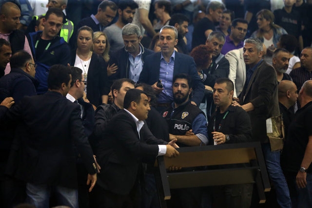 Aziz Yıldırım'ın Işık Eyigüngör'e tokat attı! Ortalık karıştı... Şok görüntüler! 3