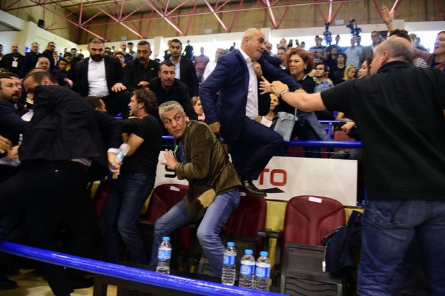 Aziz Yıldırım'ın Işık Eyigüngör'e tokat attı! Ortalık karıştı... Şok görüntüler! 11