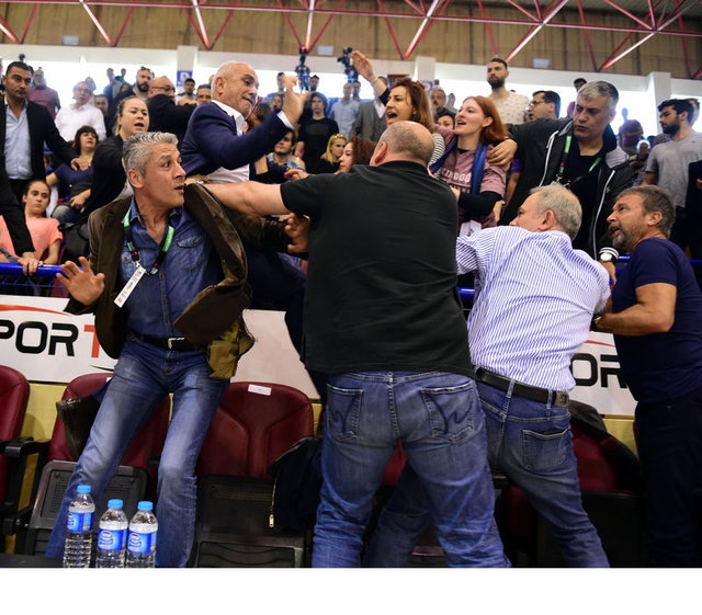 Aziz Yıldırım'ın Işık Eyigüngör'e tokat attı! Ortalık karıştı... Şok görüntüler! 12