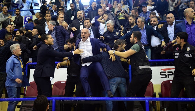 Aziz Yıldırım'ın Işık Eyigüngör'e tokat attı! Ortalık karıştı... Şok görüntüler! 10