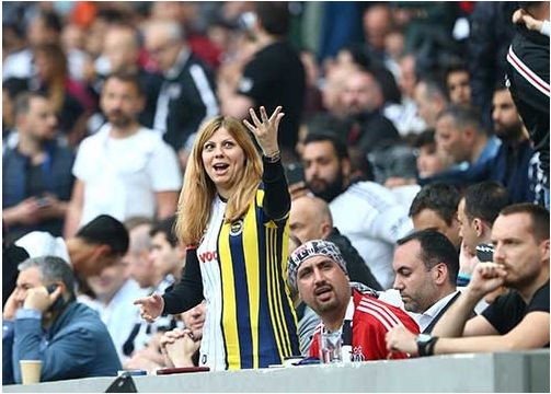 Tribündeki kadın taraftar herkesi şaşırttı! 2