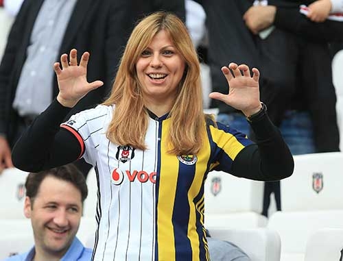 Tribündeki kadın taraftar herkesi şaşırttı! 5