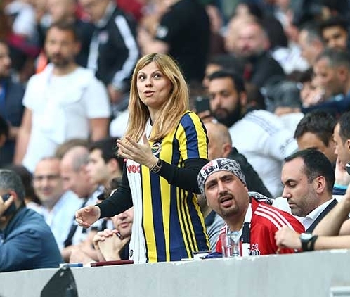 Tribündeki kadın taraftar herkesi şaşırttı! 4
