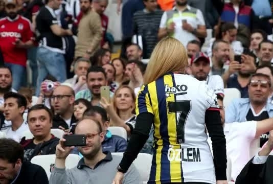 Tribündeki kadın taraftar herkesi şaşırttı! 1
