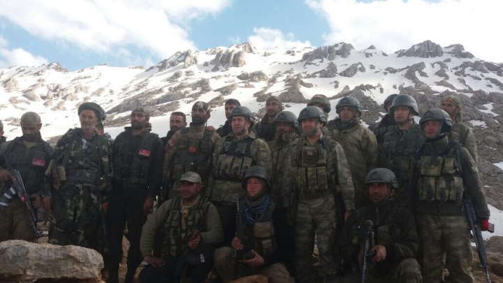 Mehmetçik Türk Bayrağını Kato Dağı'na dikti... 3