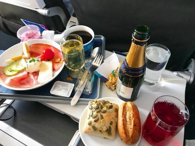 20 yaşında, First Class'ta uçmak için para alıyor! 1