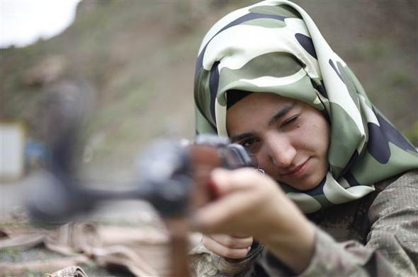 Vatan nöbetinde iki genç kadın: Dökülen her şehit kanının hesabını soracağız! 21