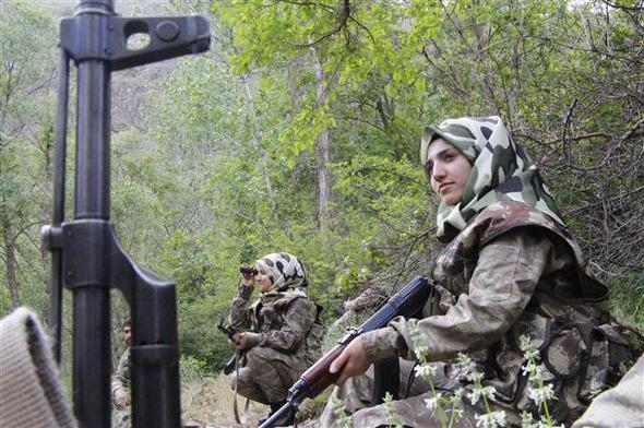 Vatan nöbetinde iki genç kadın: Dökülen her şehit kanının hesabını soracağız! 2