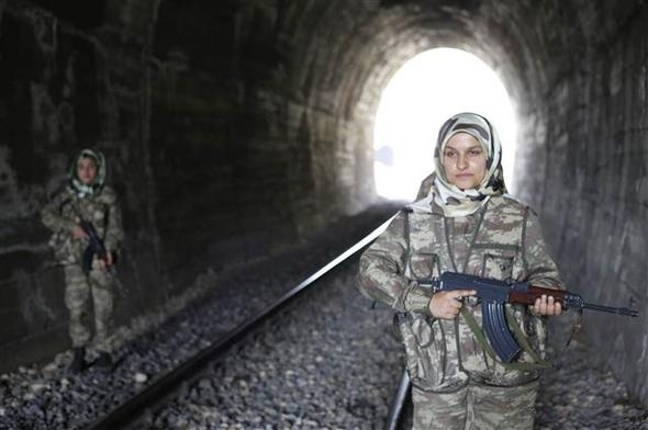 Vatan nöbetinde iki genç kadın: Dökülen her şehit kanının hesabını soracağız! 22