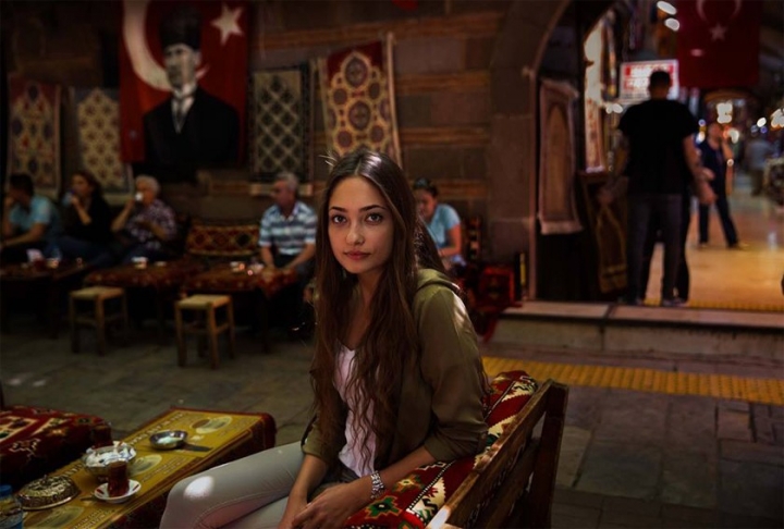 İzmir'de sokakta gezerken görüntülenen kız dünya güzellik atlasına girdi.. 5