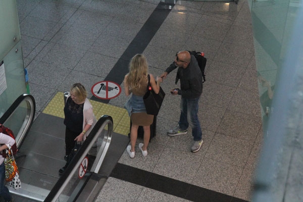 Ünlü şarkıcı güzel turistti yalnız bırakmadı 2