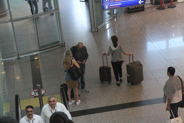 Ünlü şarkıcı güzel turistti yalnız bırakmadı 8