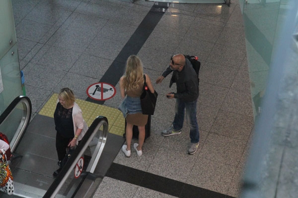 Ünlü şarkıcı güzel turistti yalnız bırakmadı 4
