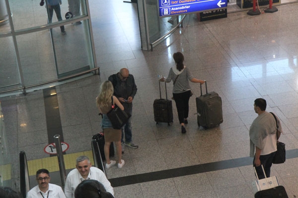 Ünlü şarkıcı güzel turistti yalnız bırakmadı 1