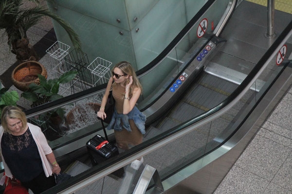 Ünlü şarkıcı güzel turistti yalnız bırakmadı 6