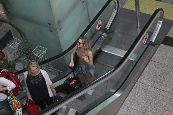 Ünlü şarkıcı güzel turistti yalnız bırakmadı 5