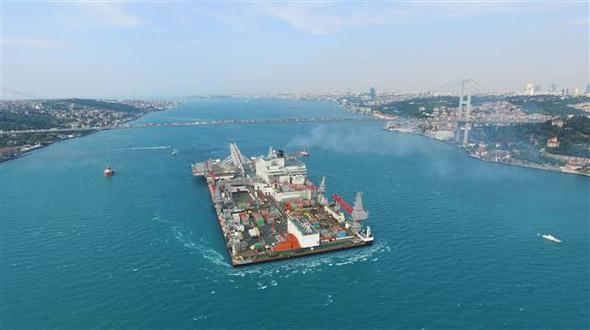 444 metrelik dev gemi Boğaz'dan böyle geçti! 6