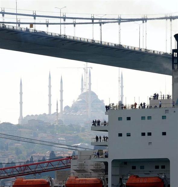444 metrelik dev gemi Boğaz'dan böyle geçti! 10