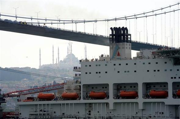 444 metrelik dev gemi Boğaz'dan böyle geçti! 13