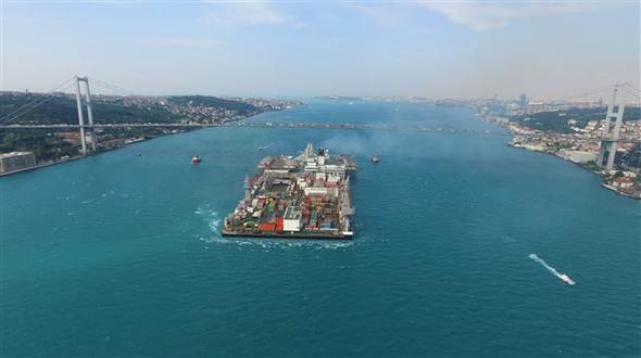 444 metrelik dev gemi Boğaz'dan böyle geçti! 9