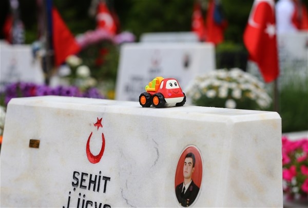 Şehidin mezar taşındaki o ayrıntı yürekleri dağlıyor... 2