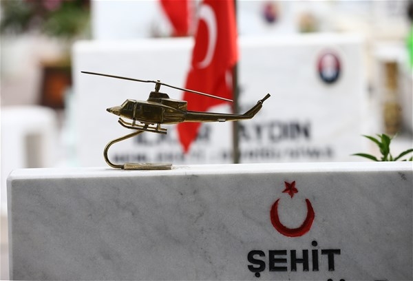 Şehidin mezar taşındaki o ayrıntı yürekleri dağlıyor... 6