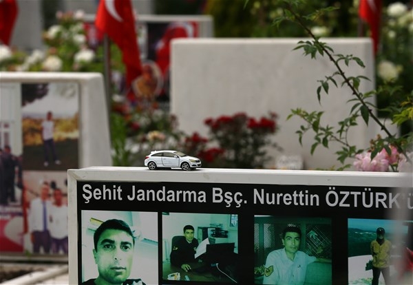 Şehidin mezar taşındaki o ayrıntı yürekleri dağlıyor... 8