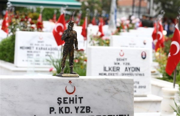 Şehidin mezar taşındaki o ayrıntı yürekleri dağlıyor... 5
