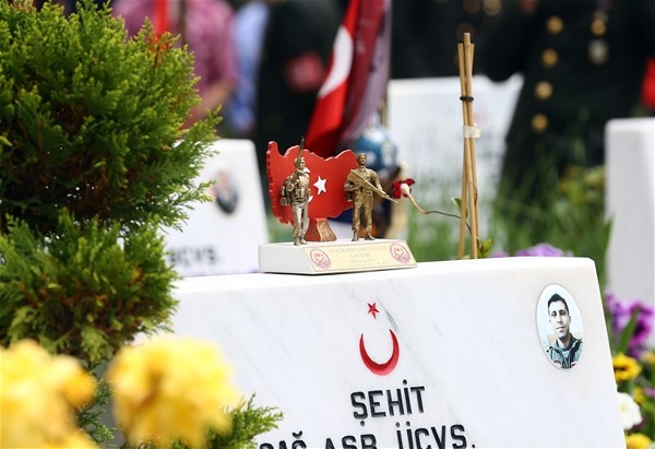Şehidin mezar taşındaki o ayrıntı yürekleri dağlıyor... 11