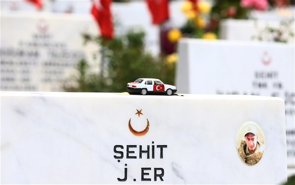 Şehidin mezar taşındaki o ayrıntı yürekleri dağlıyor... 4