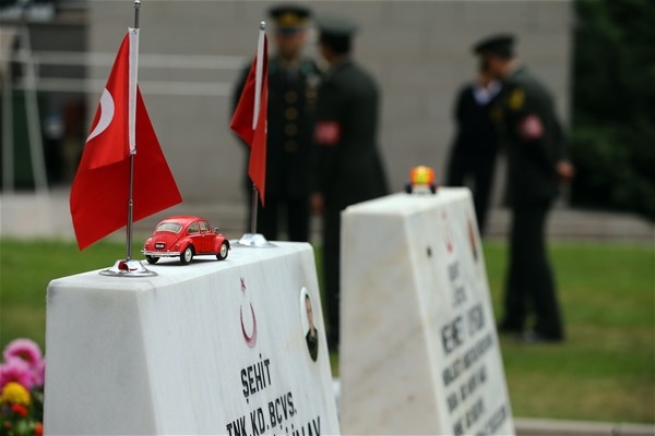 Şehidin mezar taşındaki o ayrıntı yürekleri dağlıyor... 10