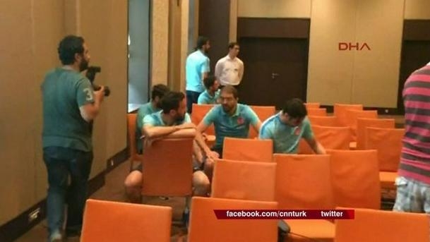 Arda Turan'ın yanında olan 8 futbolcu 9