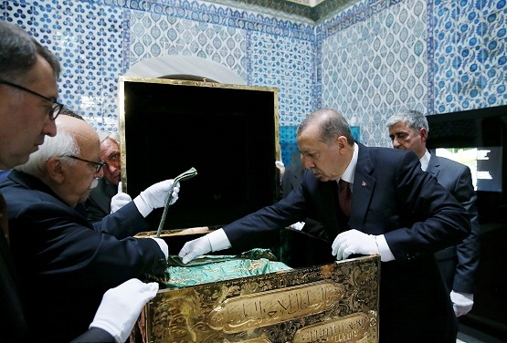 O kadar özel ki... Cumhurbaşkanı Erdoğan eldiven takarak o kapağı açtı! 3