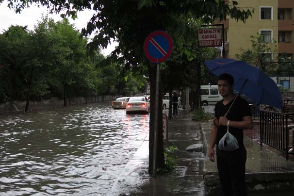 Sağanak yağmur İstanbul'u felç etti! İşte şok görüntüler... 6