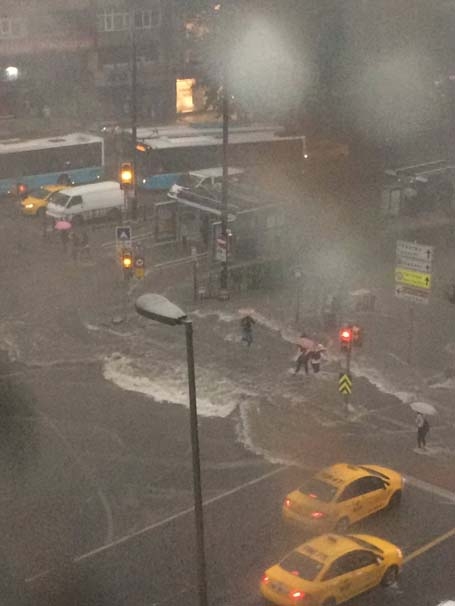 Sağanak yağmur İstanbul'u felç etti! İşte şok görüntüler... 29