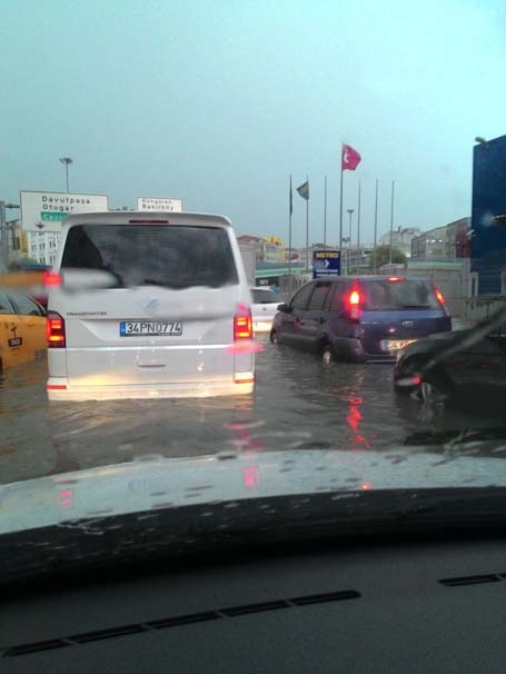 Sağanak yağmur İstanbul'u felç etti! İşte şok görüntüler... 21