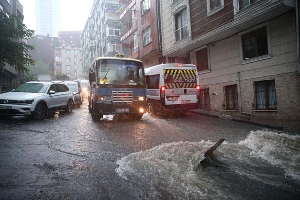 Sağanak yağmur İstanbul'u felç etti! İşte şok görüntüler... 24
