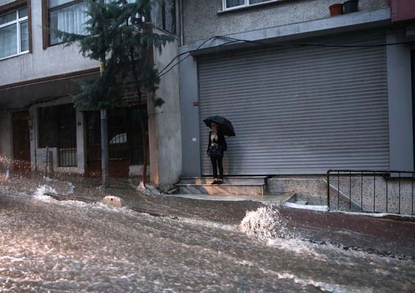 Sağanak yağmur İstanbul'u felç etti! İşte şok görüntüler... 14