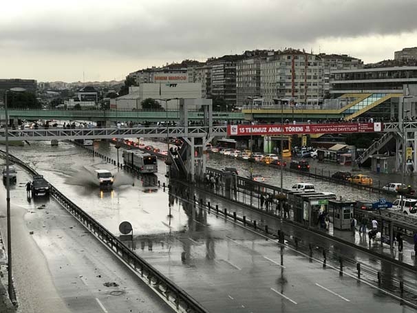 Sağanak yağmur İstanbul'u felç etti! İşte şok görüntüler... 16