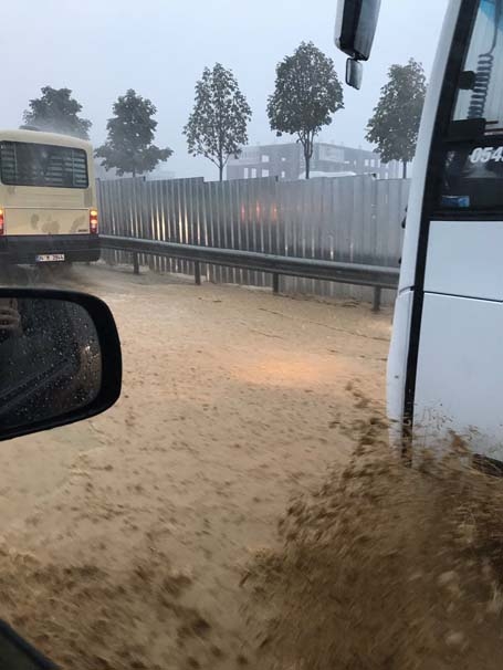 Sağanak yağmur İstanbul'u felç etti! İşte şok görüntüler... 23