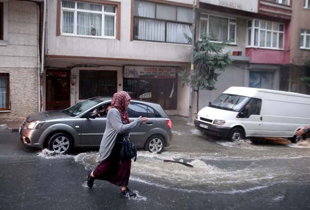 Sağanak yağmur İstanbul'u felç etti! İşte şok görüntüler... 27