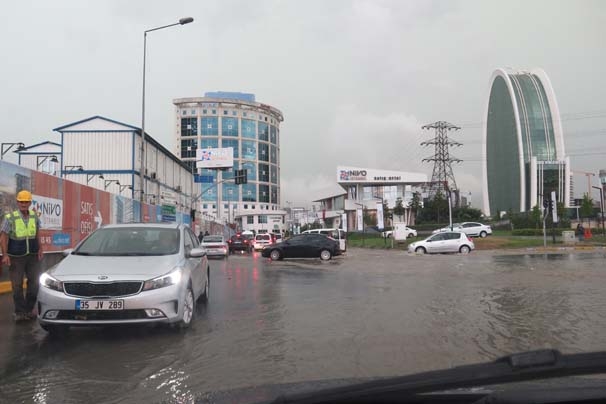Sağanak yağmur İstanbul'u felç etti! İşte şok görüntüler... 32